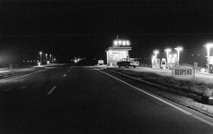 839539 Gezicht op het Total benzinestation aan de provinciale weg P19 (Uithoorn-Vreeland) te Vinkeveen, bij avond, uit ...